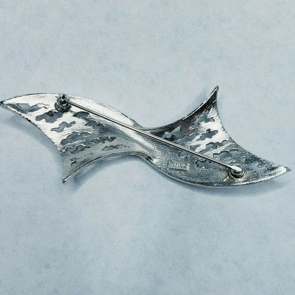 Crown Trifari Silver Brooch Silver Brushed Gloss Artistic Wave Signed - Picture 2 of 3